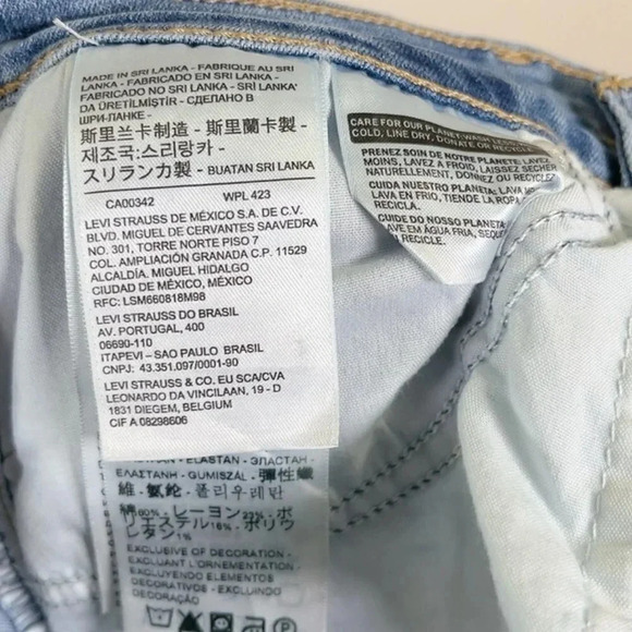 Levi's  Distressed Light Wash 724 High Rise Straight Jeans - Picture 9 of 16